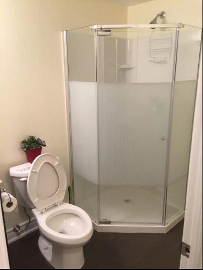 Cozy & Spacious Suite With Private Bathroom Near Toronto Airport ! Mississauga Exterior foto